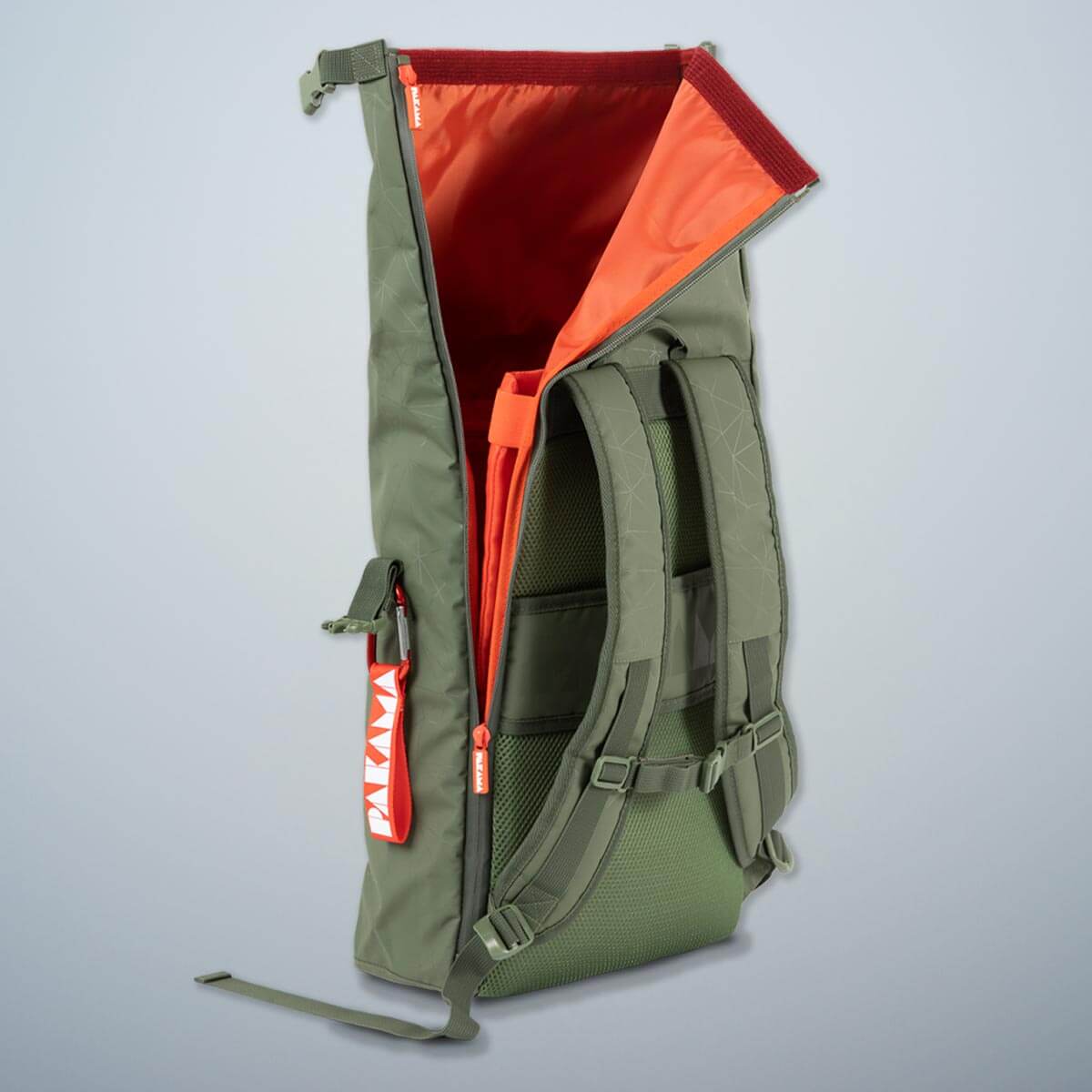 PAKAMA-fitness rucksack-gruen-rücken-rolltop-reißverschluss-geöffnet