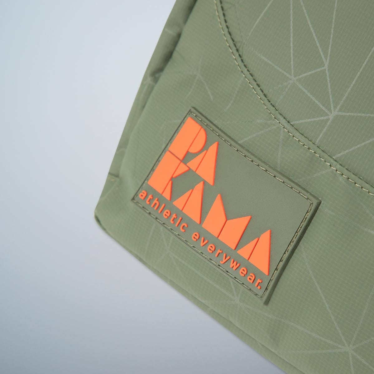 PAKAMA-fitnessrucksack-gruen-front-logo