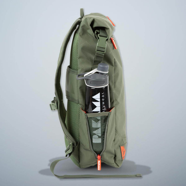 PAKAMA-fitnessrucksack-gruen-seite-flasche