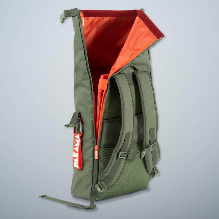 PAKAMA-fitnessrucksack-gruen-rücken-rolltop-reißverschluss-geöffnet