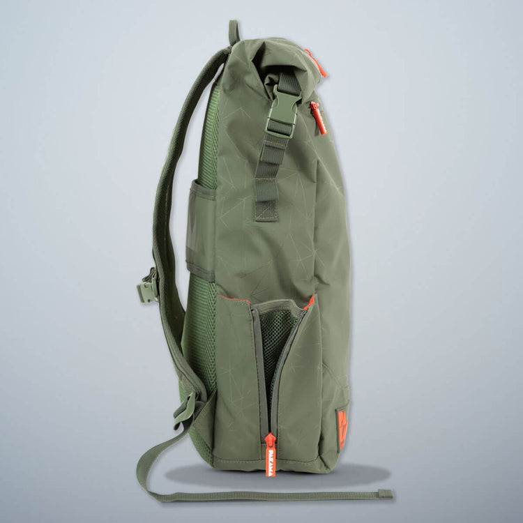 PAKAMA-fitness rucksack-gruen-seite-flaschenhalter-reißverschluss