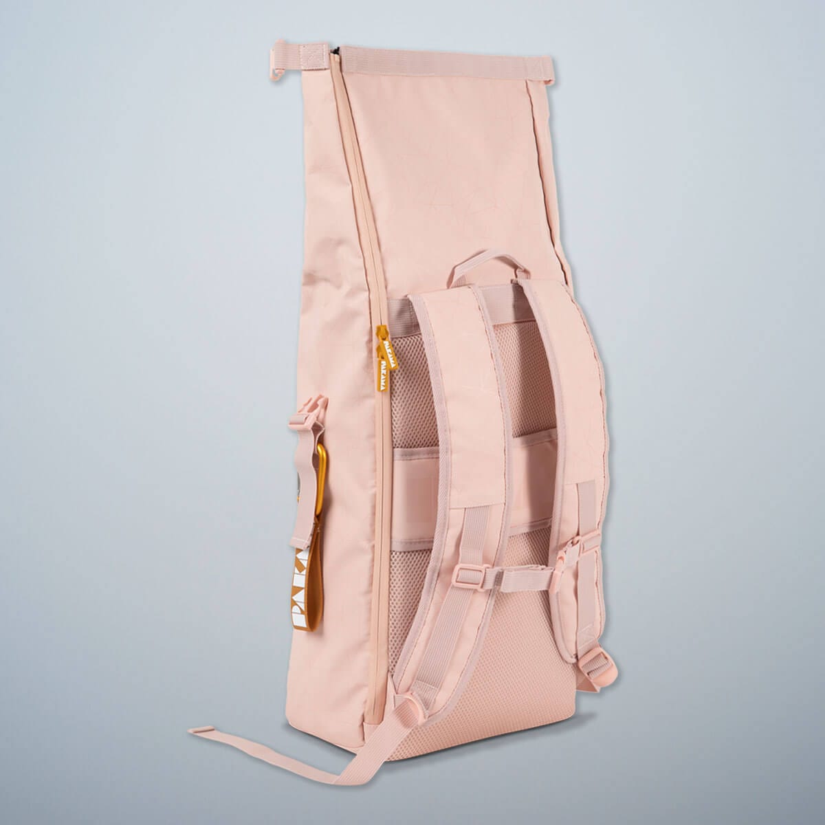 PAKAMA-fitnessrucksack-pink-rücken-rolltop-geöffnet