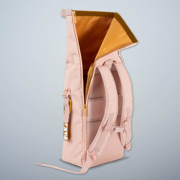 PAKAMA-fitnessrucksack-pink-rücken-rolltop-reißverschluss-geöffnet
